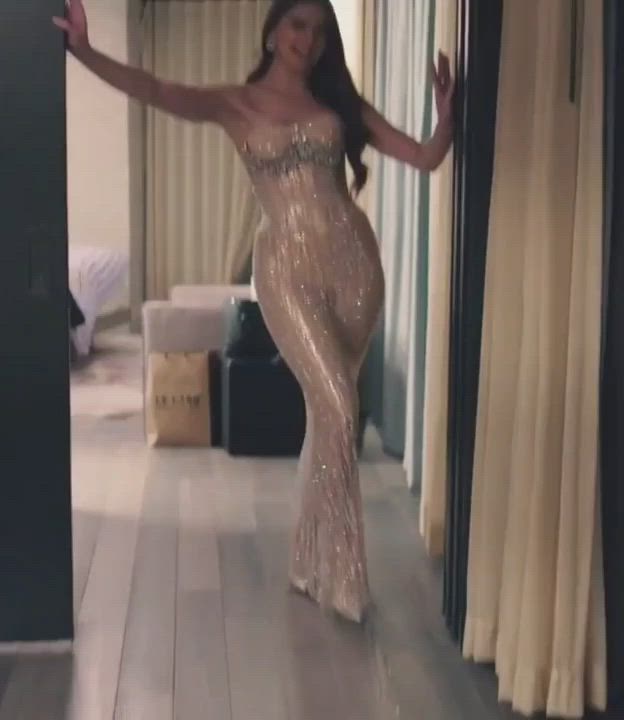 Hailee Steinfeld presenting her amazing hourglass figure. - free porn video