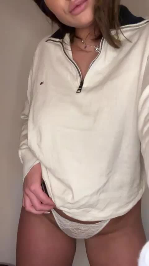 20 yo and I love the way my natural boobs bounce when I drop them - free porn video