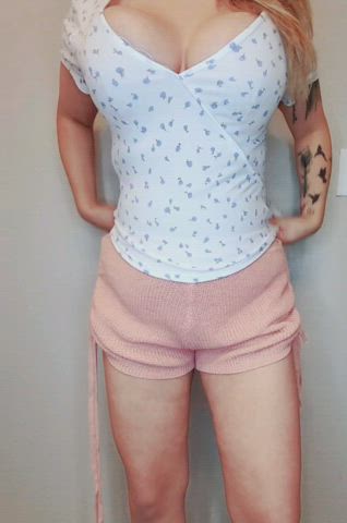 Big tits on a 5'2 mommy 😅 - free porn video