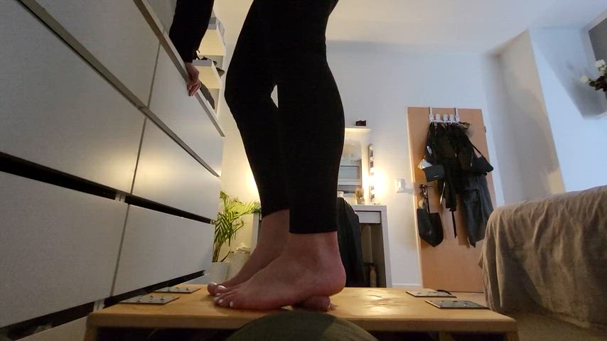 Footjob trampling, barefoot and oiled up until I cum - free porn video