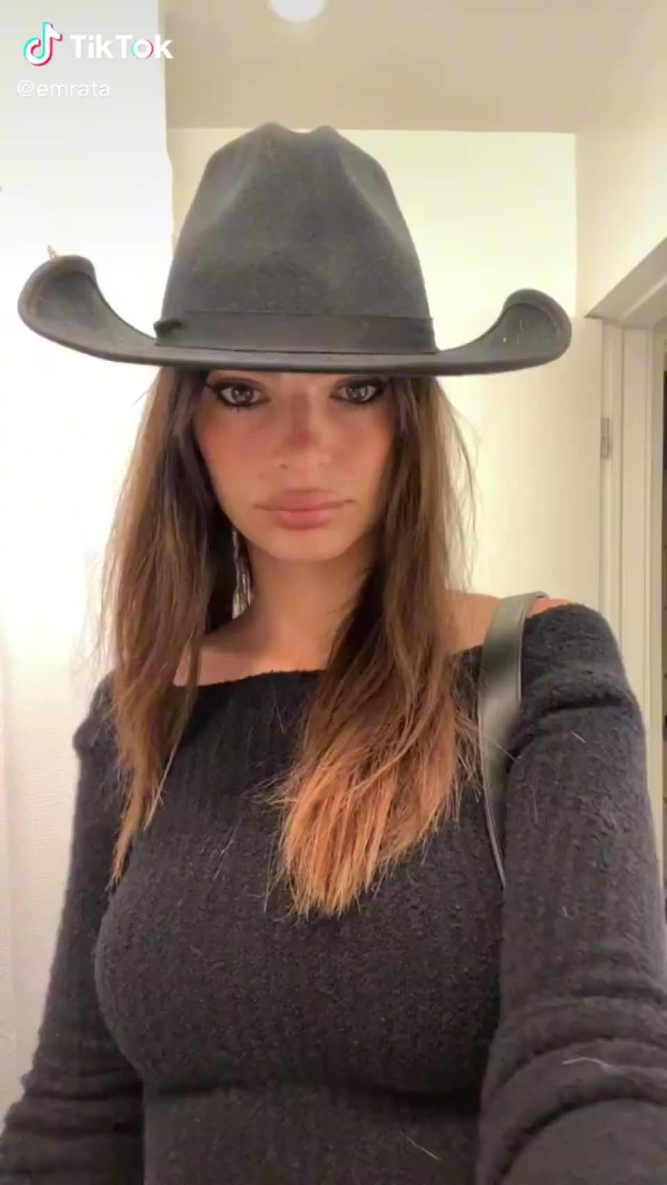 Emily Ratajkowski Halloween costume - free porn video