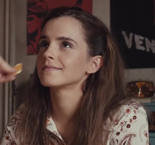 Emma Watson knows how important it is to keep eye contact when you put something in her mouth - free porn video