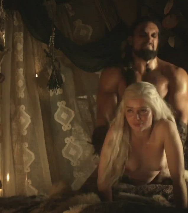 I still can’t decide who I’d rather be in this scene with Emilia Clarke - free porn video
