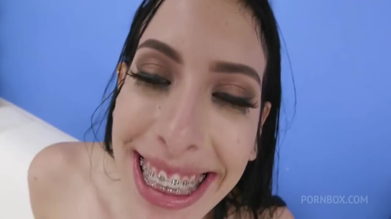 She didn't like her meal on her plate - free porn video