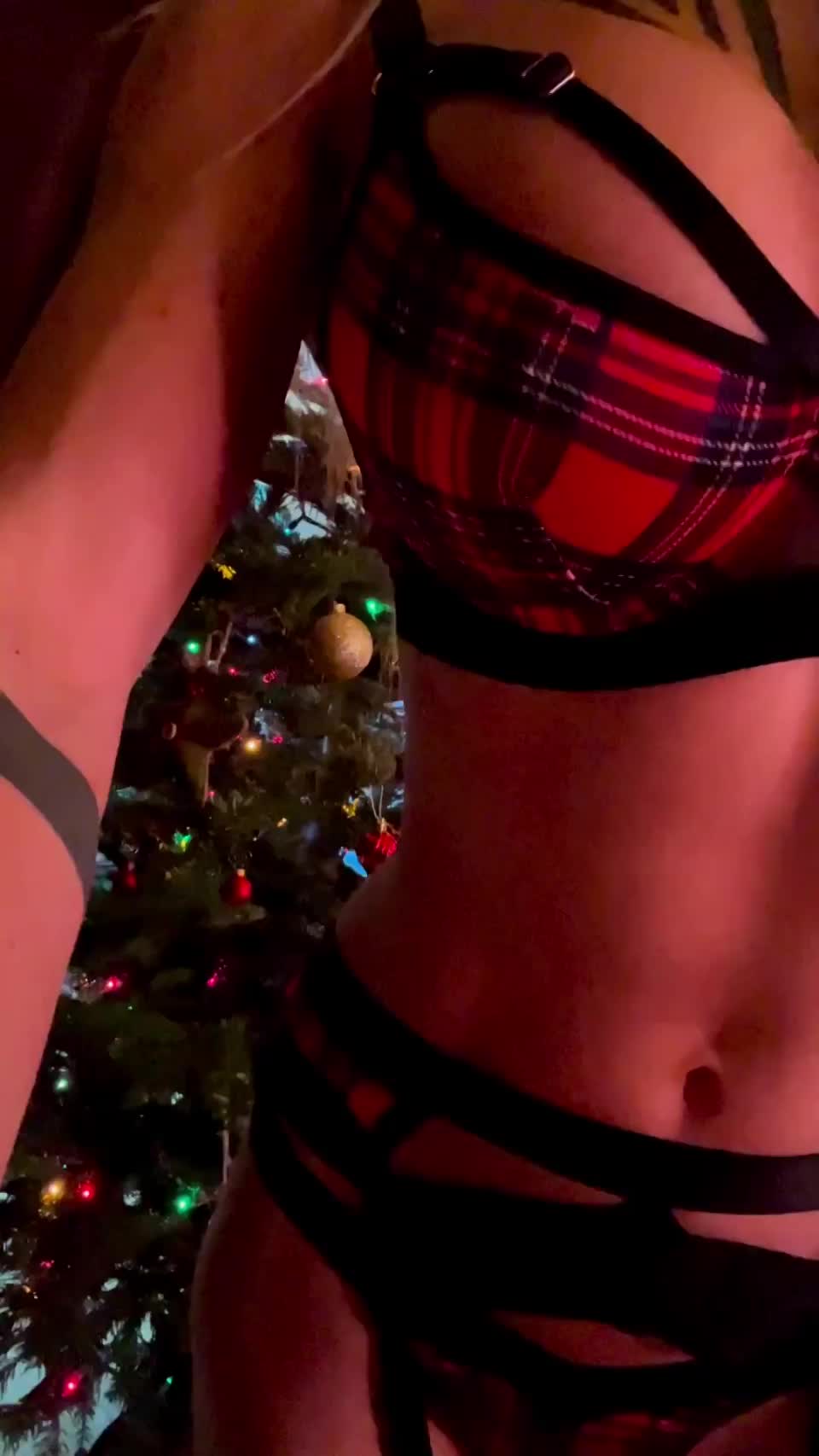Christmas bimbo - free porn video