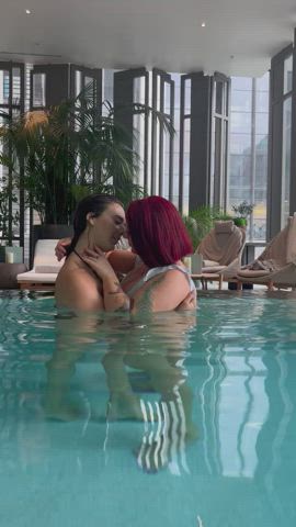 Lesbians in paradise - free porn video