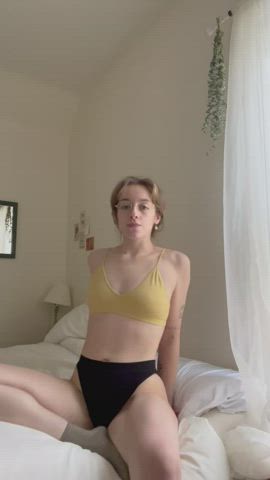 i can’t find the matching bottoms to my yellow bra so i am presenting as a bumble bee - free porn video