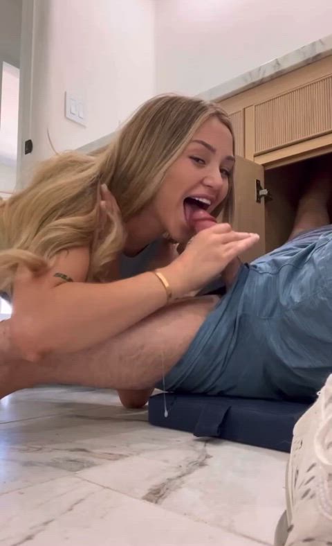 Sucking off the plumber. - free porn video