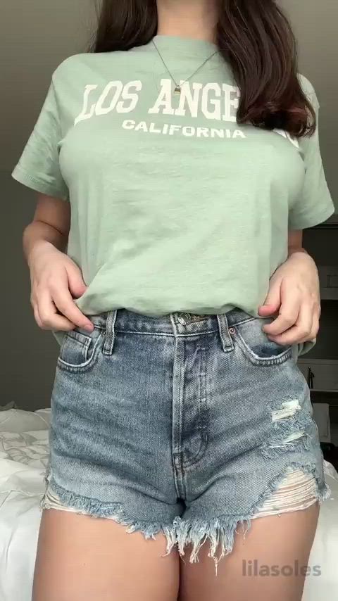 I love the way my natural titties bounce when they drop - free porn video
