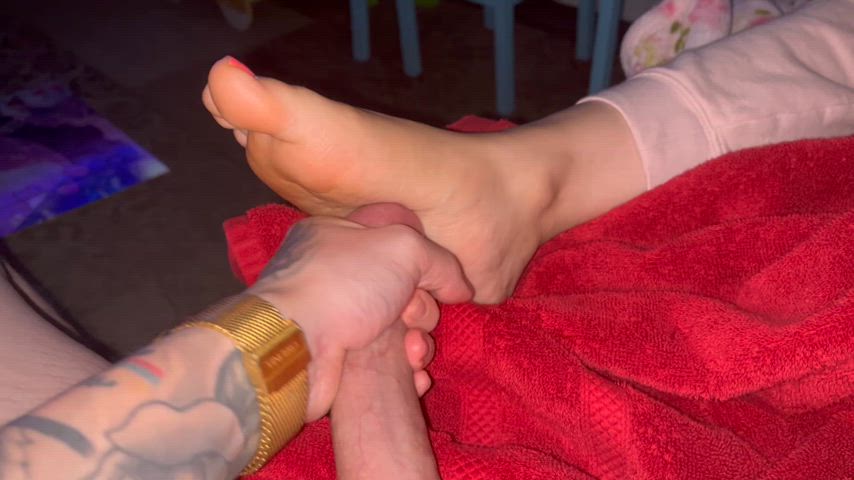Jerking off on friends feet - free porn video