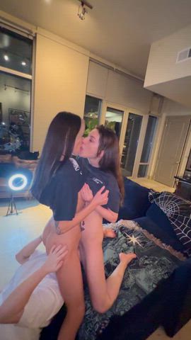 They were fighting over who got to sit on my face first - free porn video