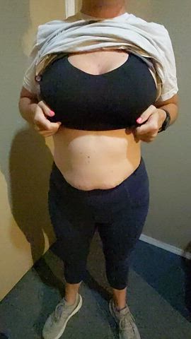 big hotwife boob drop for u this morning! - free porn video