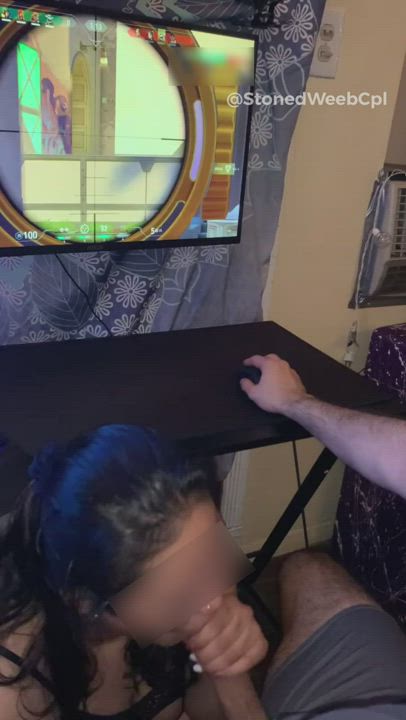 Gamer BF Gets Head, While Tapping Heads 🥵💢 - free porn video