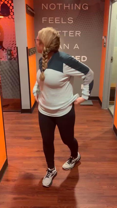 Flashing my coach before my Orangetheory workout - free porn video