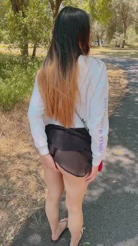 Not wearing any panties makes fingering at a park much easier 🤭 [gif] - free porn video