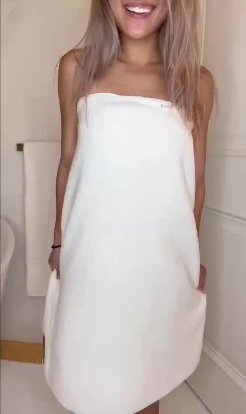 Oops, my towel dropped - free porn video