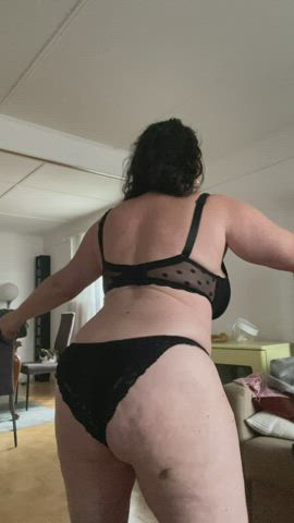 40 year old sexy milf ready to help to you live out your fantasies - free porn video