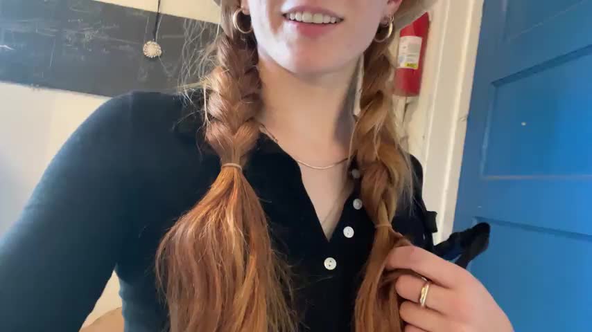 I need someone to tease my pussy while we are out together 🙈 - free porn video