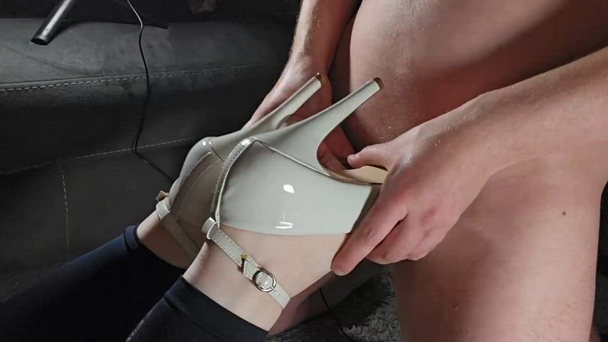 Heeljob fun for a Monday night - free porn video