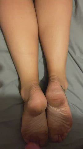 I love the feeling of thick warm cum on my soles 💦💦 - free porn video