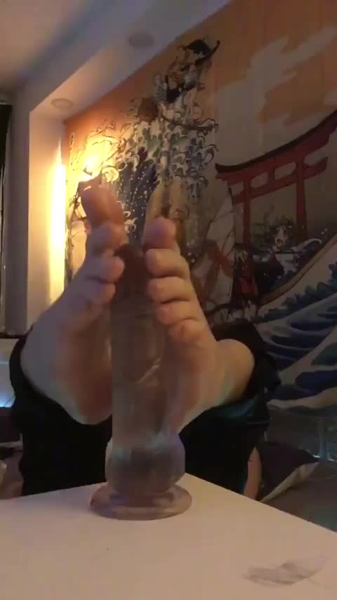 Do you like this view of my pretty feet ? - free porn video