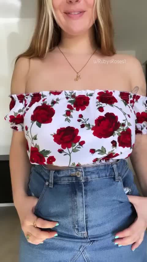 I just love flashing my boobs on the internet 🤭 - free porn video