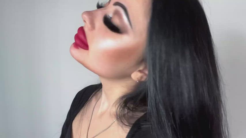 Bimbo with long tongue 👅 - free porn video