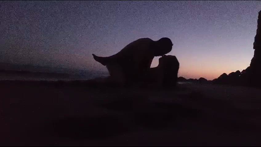 Así es como se disfruta de un atardecer en la orilla de la playa - free porn video