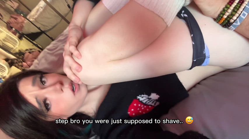 Shaving her balls - free porn video