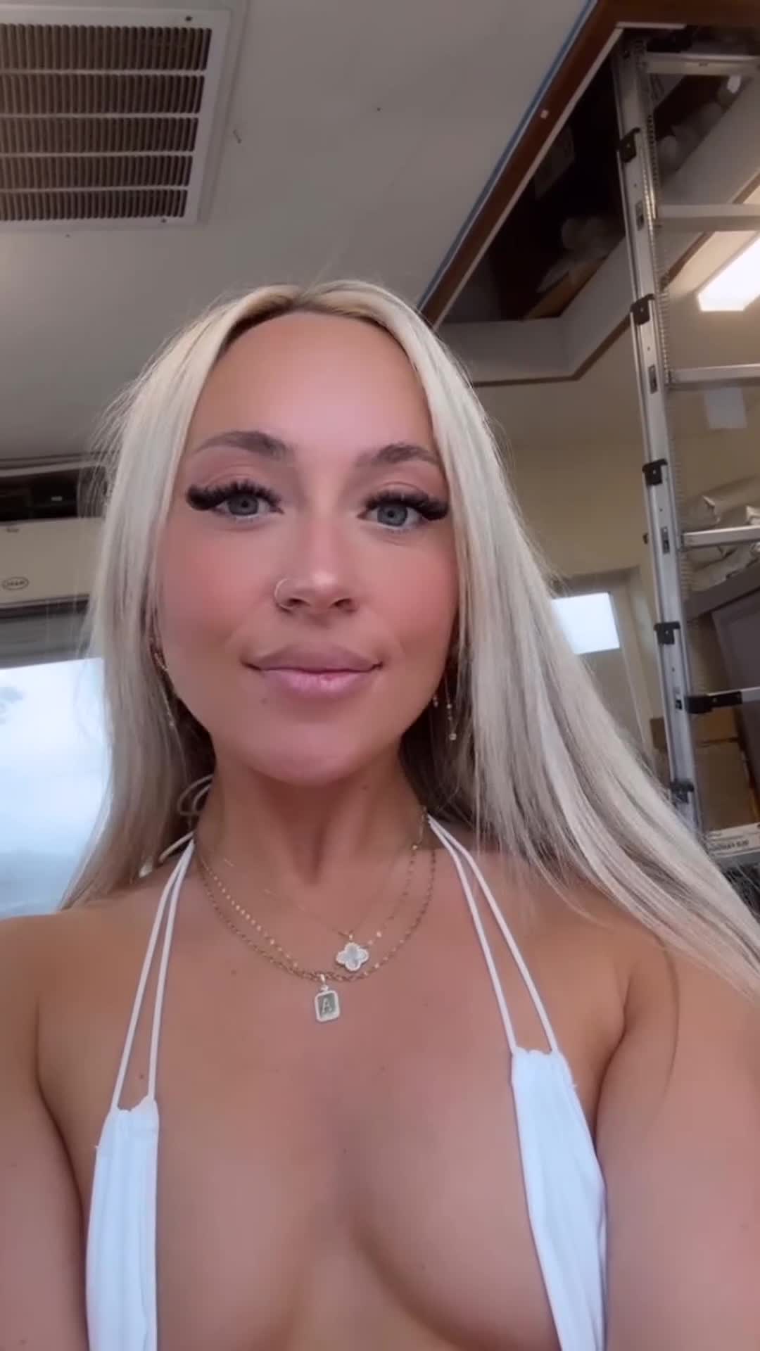 Give me a sweet kiss, quick! - free porn video
