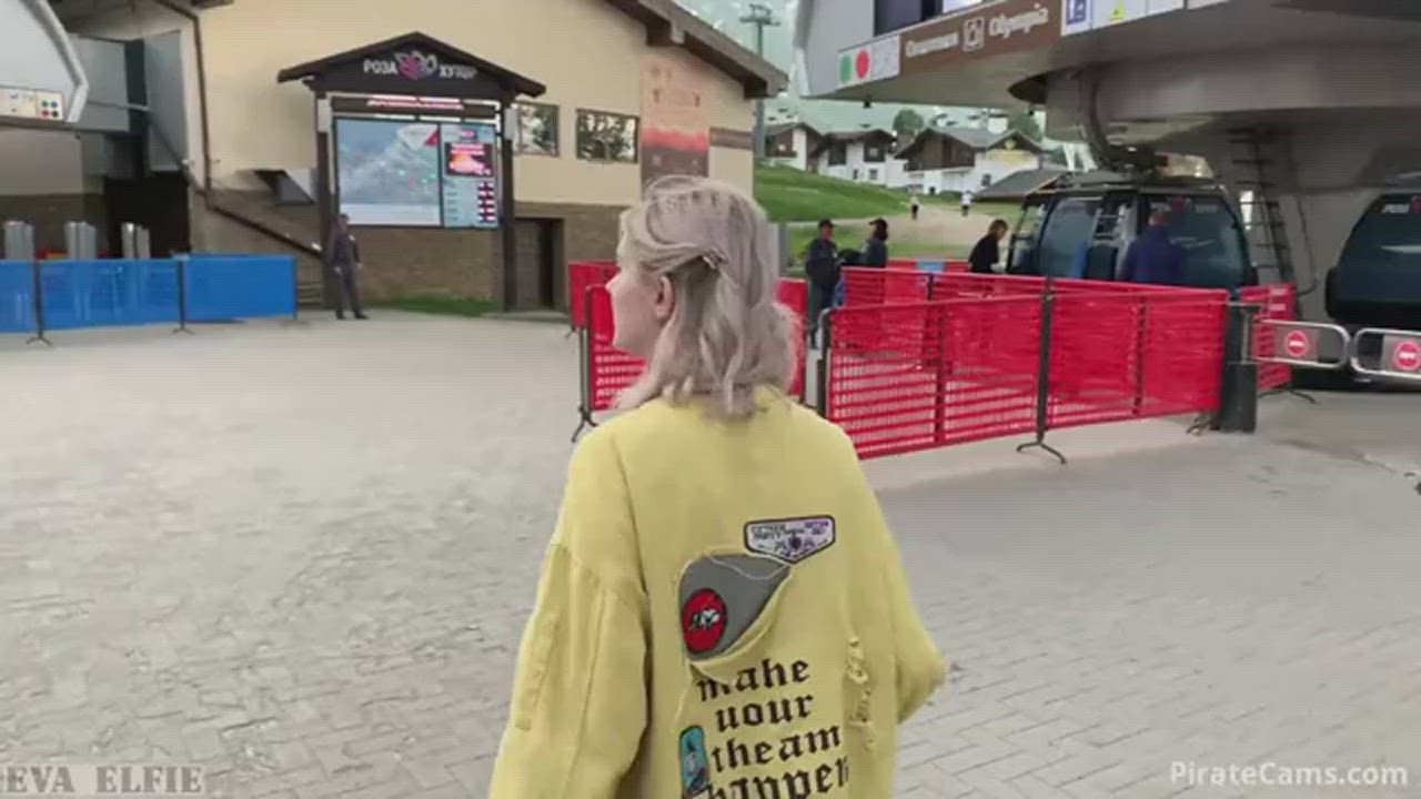 Cutie did quick blow-ojb in public funitel - free porn video