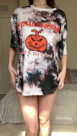 Surprise! There's a cute little body hiding under this big shirt - free porn video