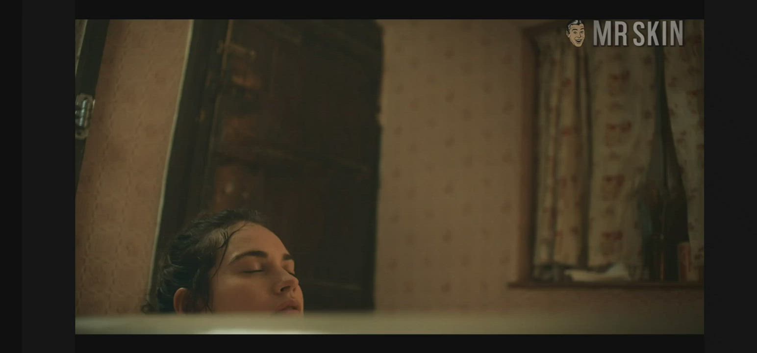 Lily james in the Tub - free porn video