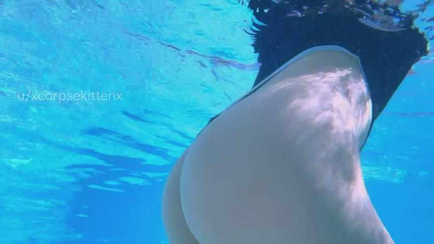 What happens underwater at the pool stays underwater [GIF] - free porn video
