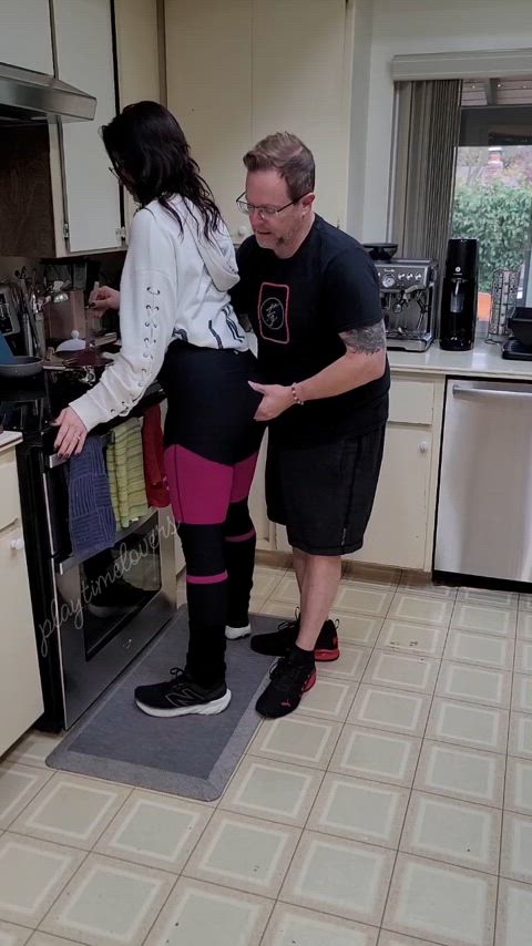 Just trying to cook some dinner here & he wants to eat my ass - free porn video