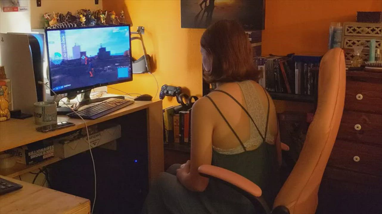 Fucking my girl while she plays on the PS5 - free porn video
