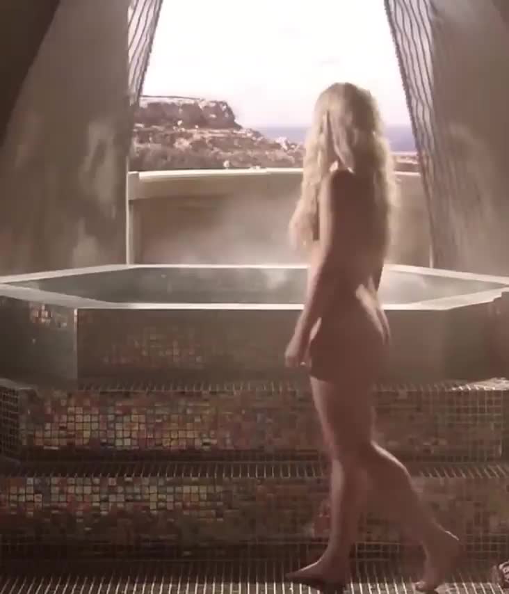 Emilia Clarke's fat ass is irresistible - free porn video