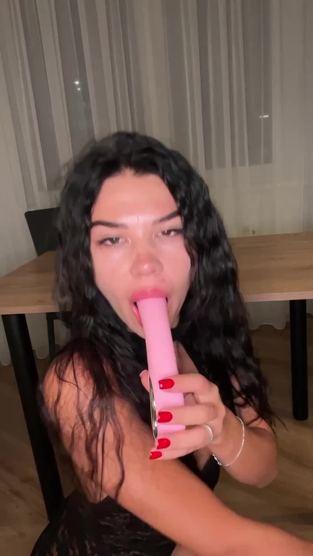 I just like to give blowjobs. - free porn video