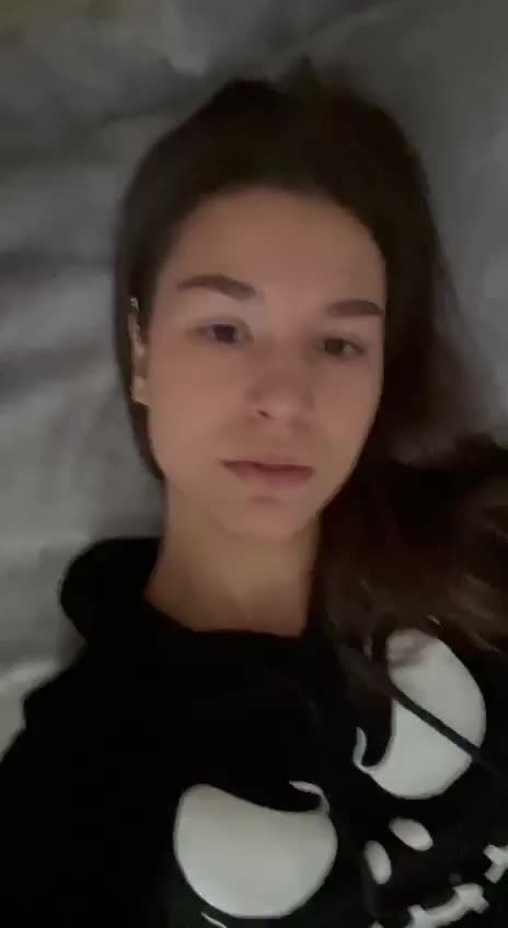 I would love to kiss... with my bottom lips - free porn video