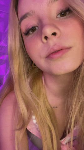 would u date a 18 yrs old blonde gaming girl - free porn video