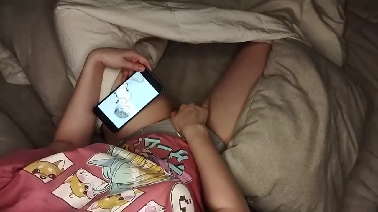She rubs pussy while watching hentai porn until orgasm - free porn video