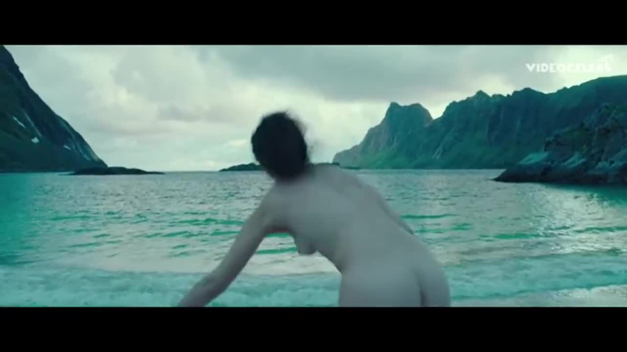 Jenny Slate running into the sea naked - free porn video