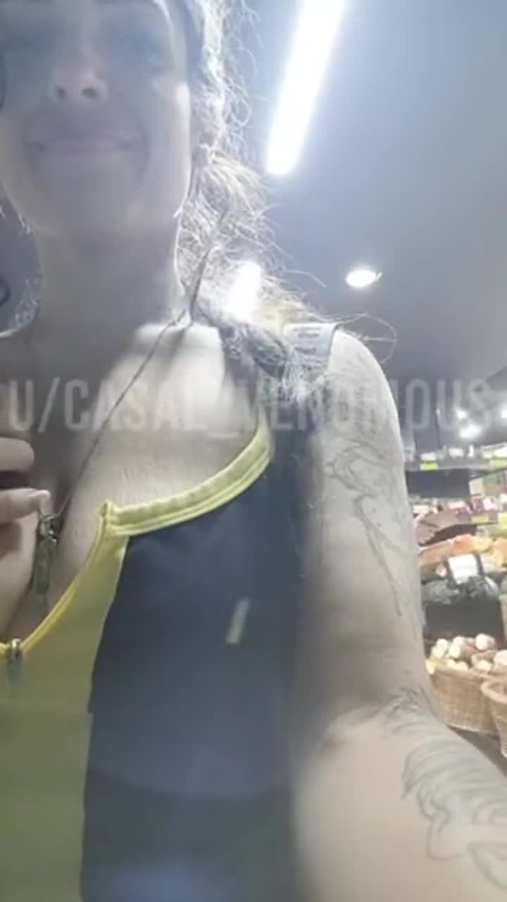 [GIF] Flashing at the grocery store - free porn video