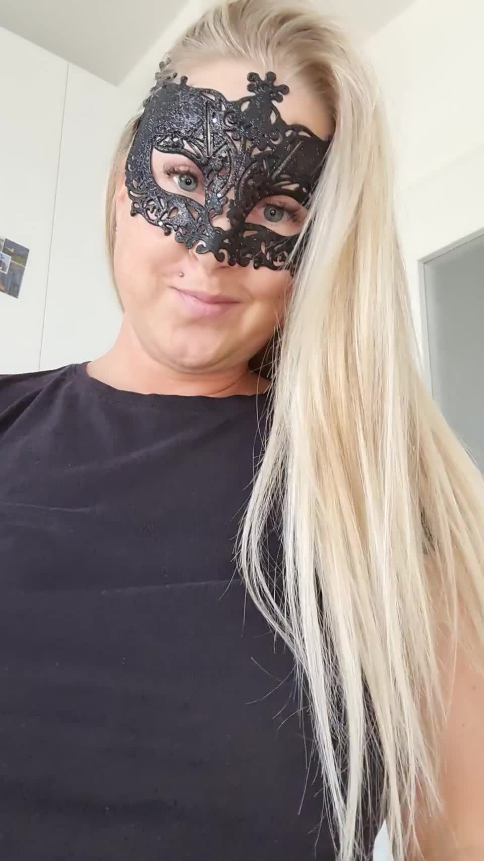 Momma’s got some junk in her trunk - free porn video
