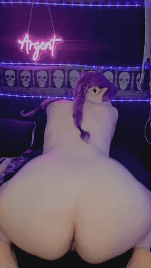 Who wants to strap me on like a feedbag - free porn video
