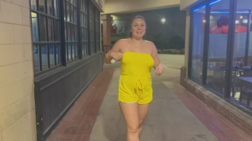 [GIF] Walking on the wild - free porn video