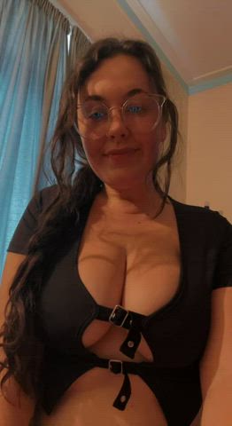 My tits falling out of this shirt is so satisfying to me 😍 - free porn video