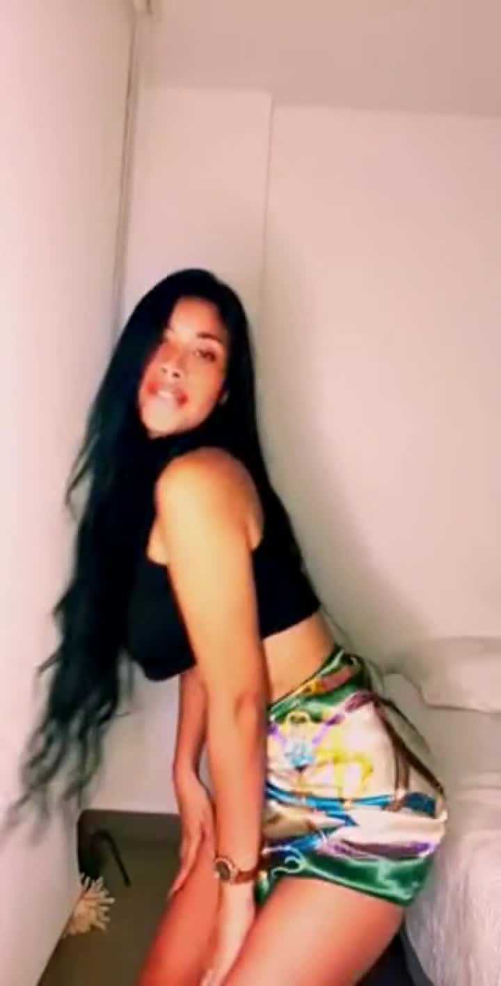 Look at her beautiful body - free porn video