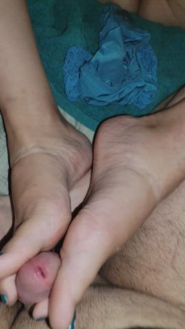 Wife giving me a footjob last night - free porn video