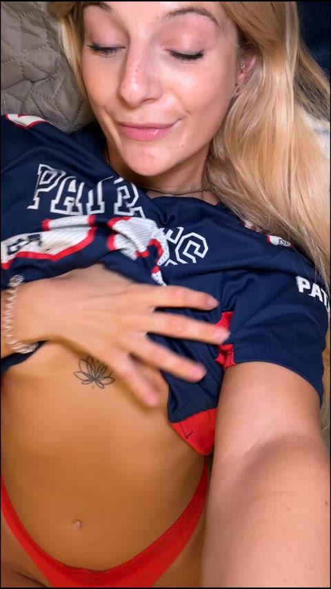 I’ll make you breakfast if you give my boobies a few kisses - free porn video